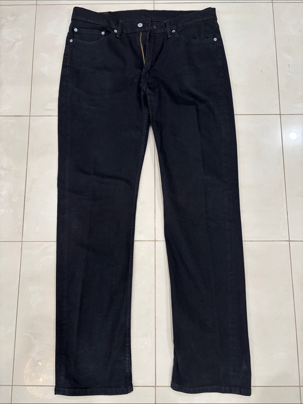 Levis 514 Mens Jeans. Size 36x34. Black.
Lightly used.  Very good condition.